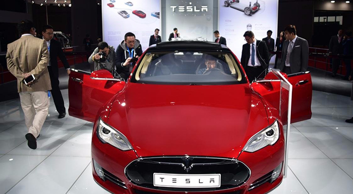 Tesla Unveils Summon with Upgraded Autopilot Driving System
