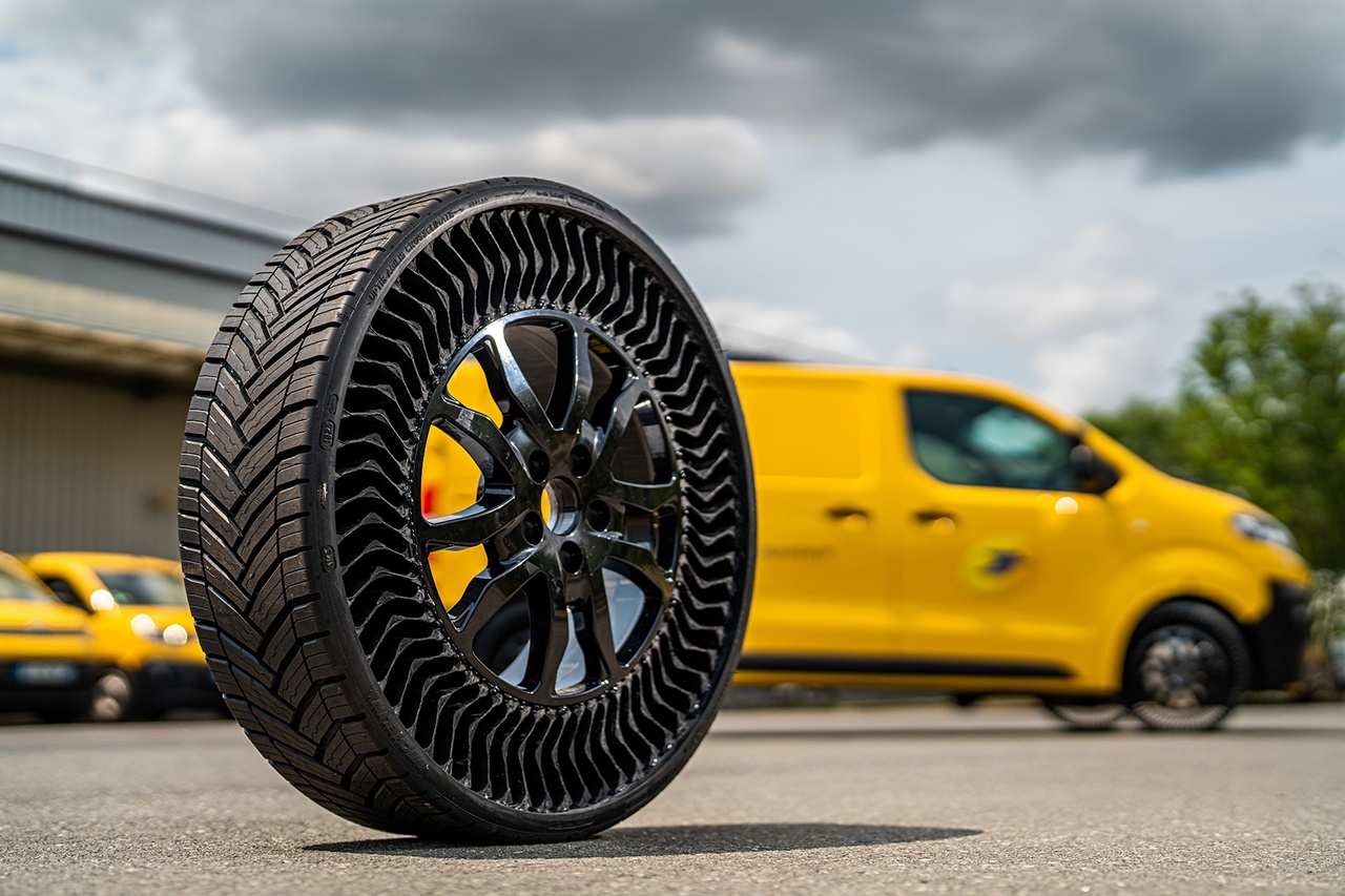 French and European first: La Poste [The French postal service] chooses Michelin to equip its delivery vehicles with MICHELIN Uptis puncture-proof tires