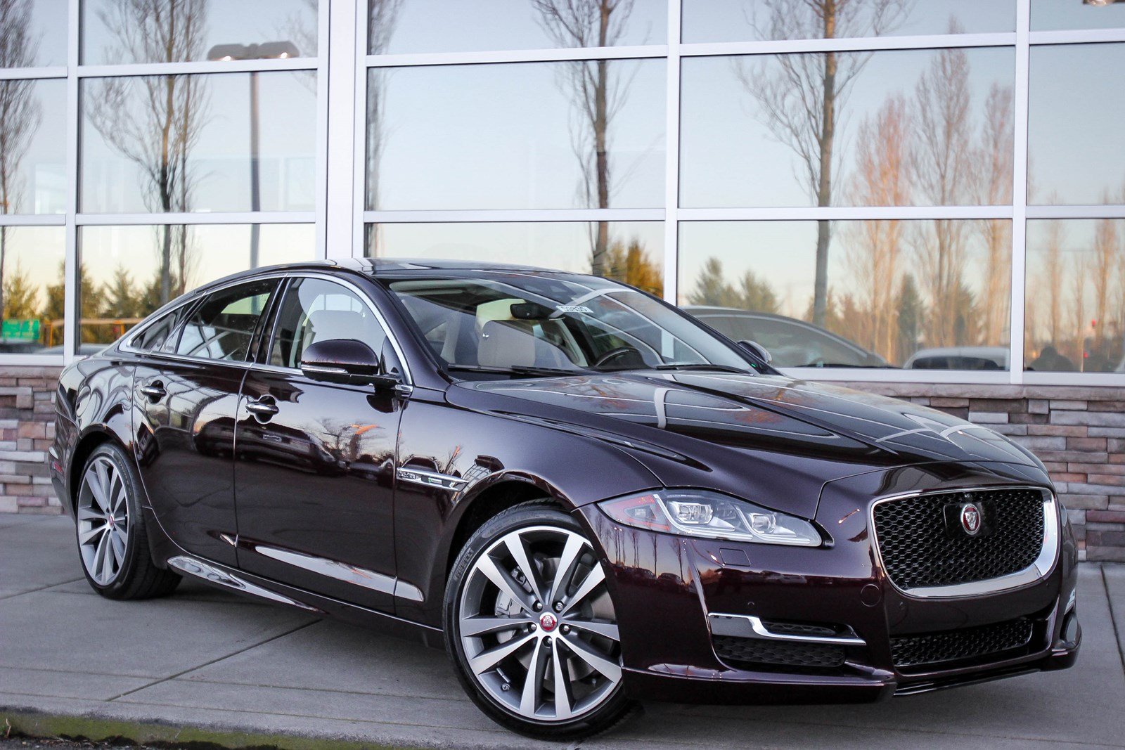 Jaguar to Celebrate 50 Years of Jaguar XJ with Historic Convoy