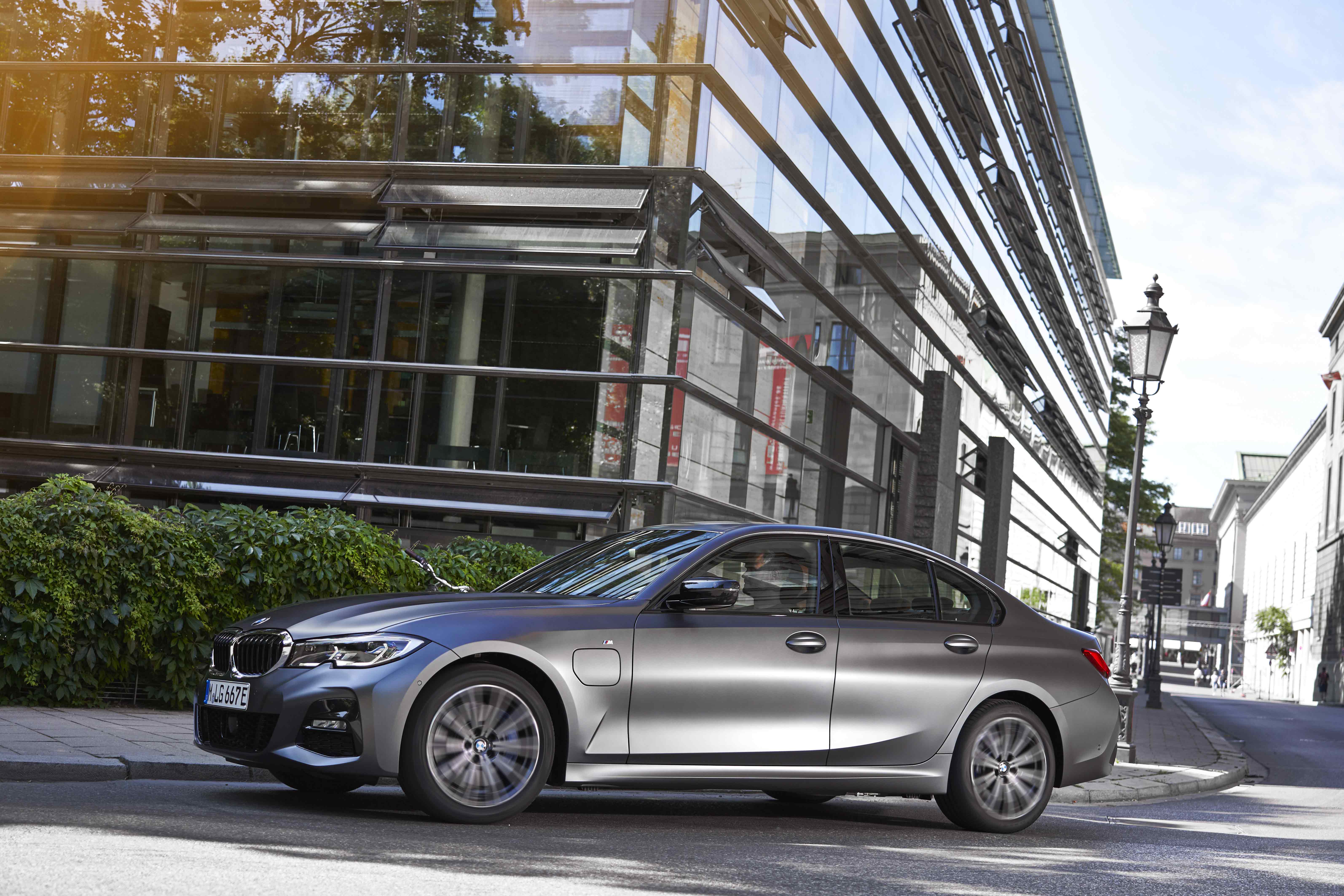 New entry-level models with plug-in hybrid drive for the BMW 3 Series and BMW 5 Series