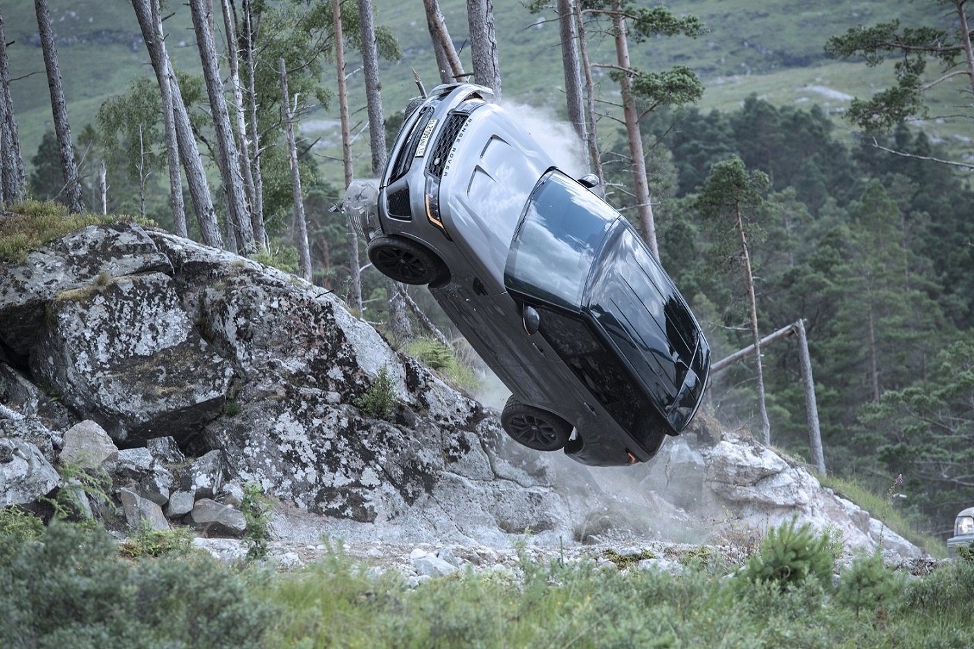 New Behind-The-Scenes Footage Shows Range Rover Sport Svr Preparing To Make An Impact In New James Bond Film