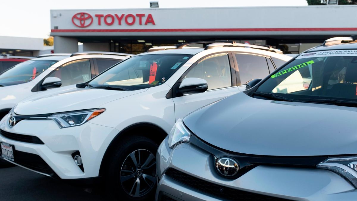 JD Power Survey Finds Toyota and Mercedes-Benz Rank Highest in Sales Satisfaction