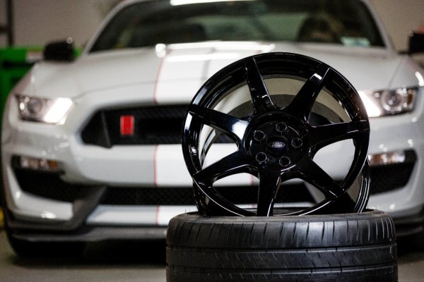 Ford Shelby GT350R Mustang Gets Award for Carbon Fiber Wheels